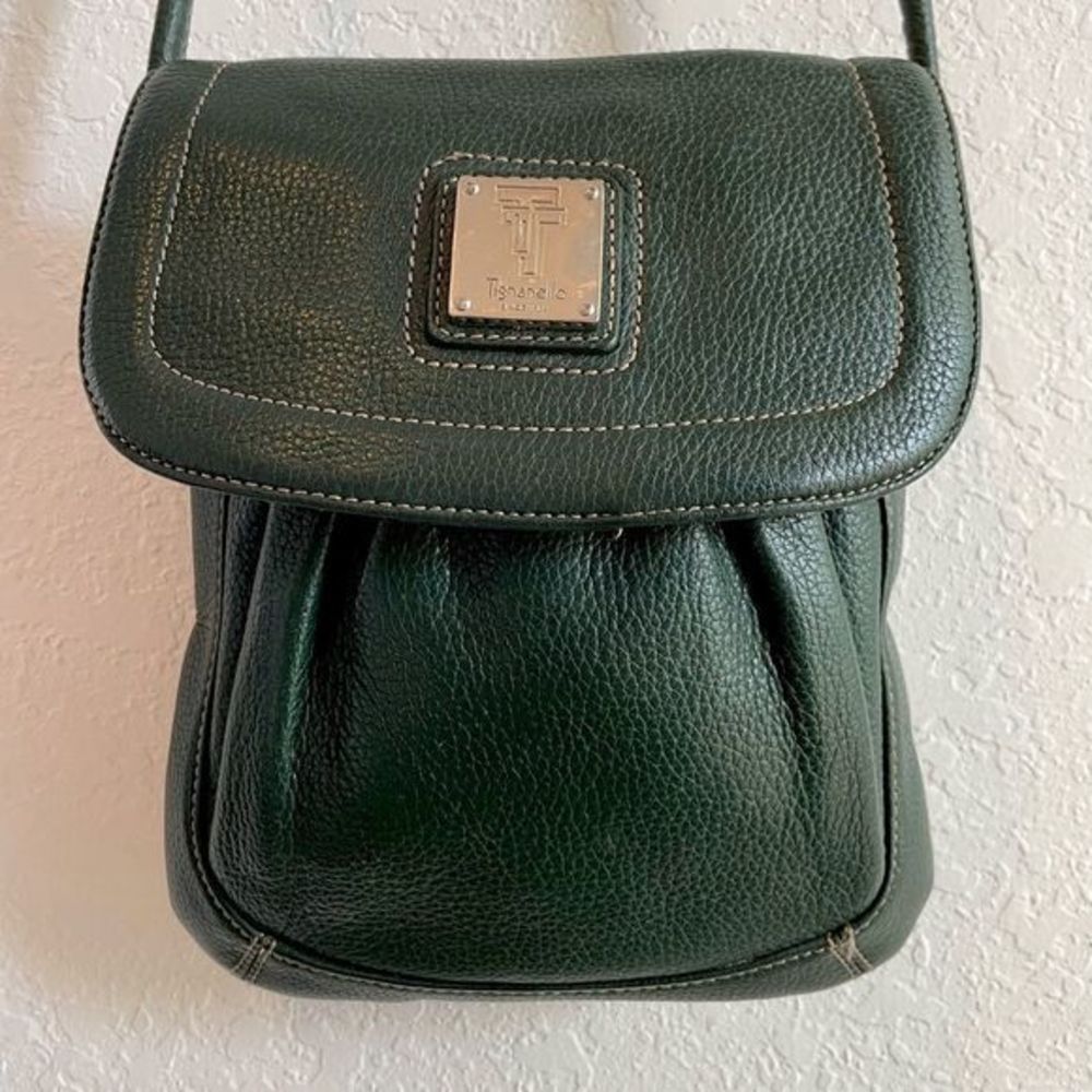 Hunter green Tignanello pebbled leather crossbody purse‎ made in Italy.